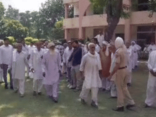 एसपी से मिलने जाते गांव टिटोली के निवासी।