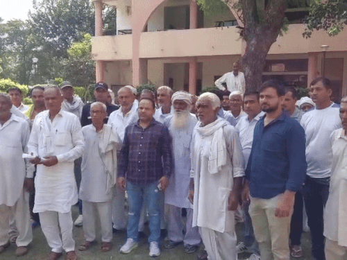 एसपी से मिलने पहुंच गांव टिटोली निवासी।