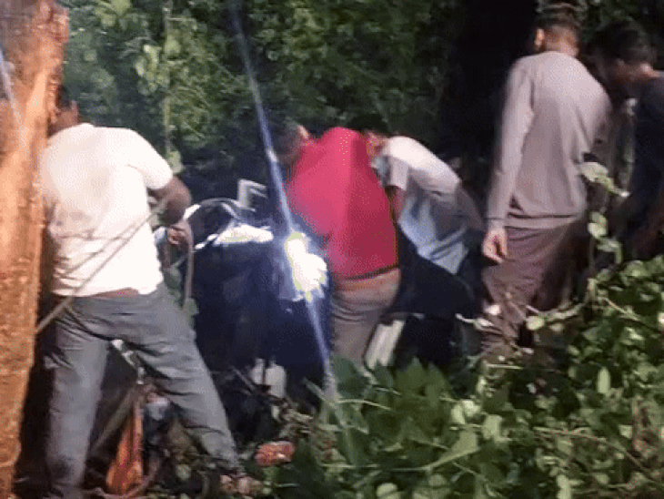3 people aboard the car were rescued. The bodies of 2 people were removed after the rescue.