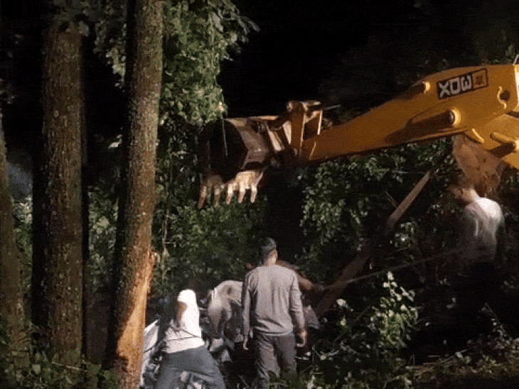 Rescue operation is being conducted with the help of JCB and Crane.