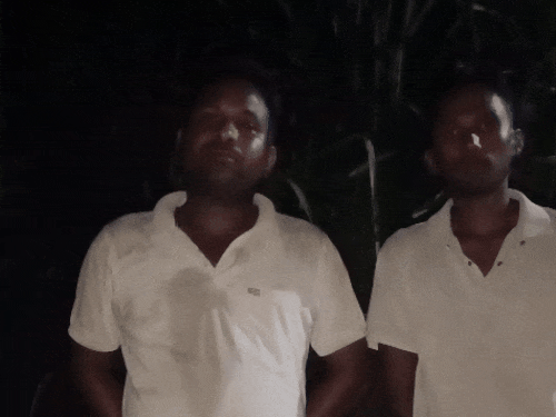 गांव डबकौली खुर्द में जमीन के मामले की जानकारी देते ग्रामीण।