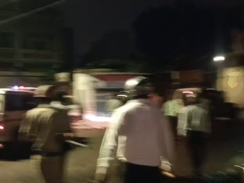 स्थिति तनावपूर्ण होने पर पुलिस मौके पर पहुंची और कार्रवाई की।