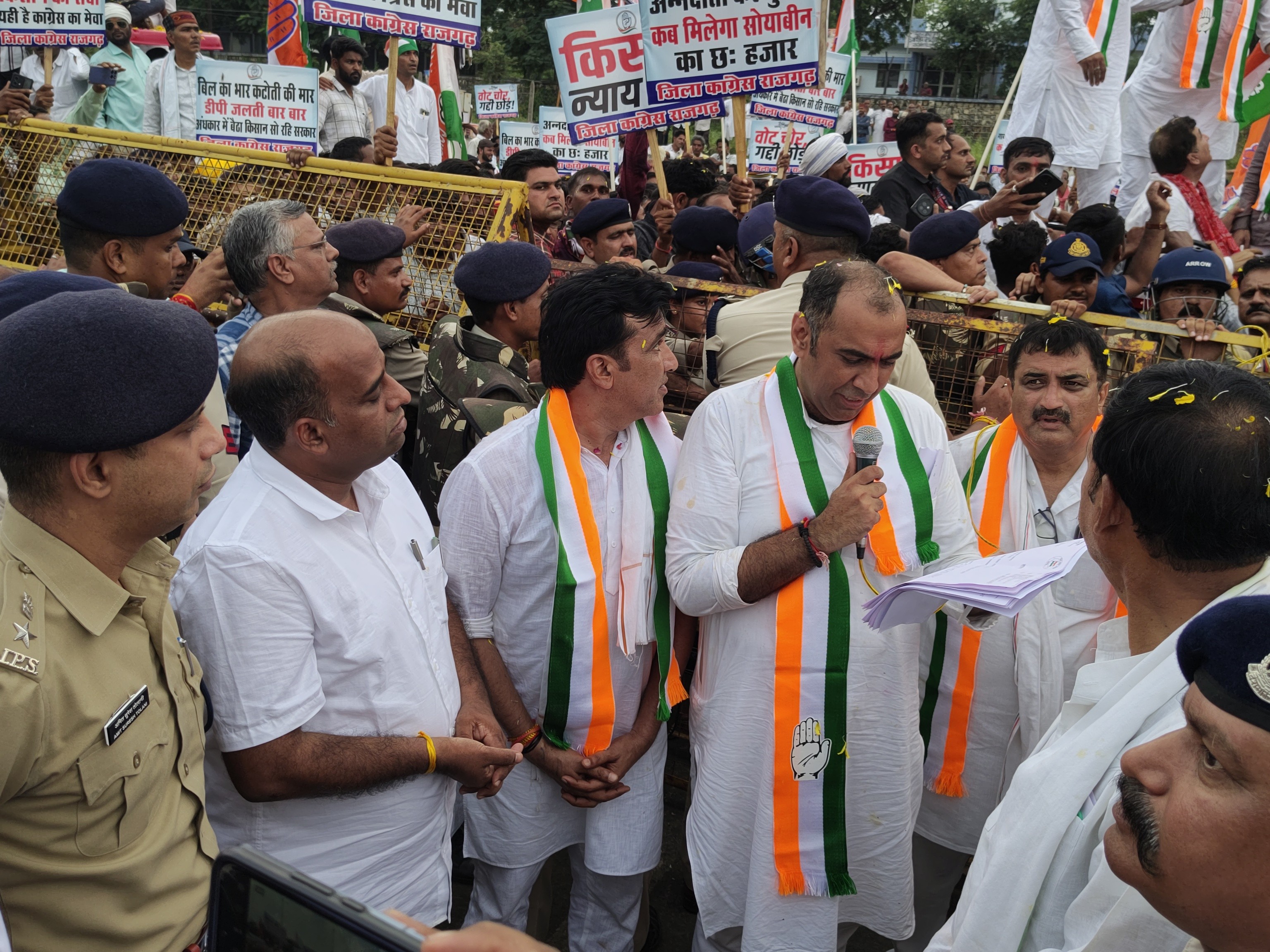 जिला कांग्रेस अध्यक्ष प्रियव्रत सिंह ने ज्ञापन का वाचन किया।
