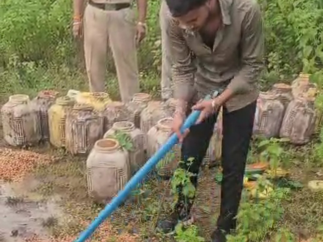 टीम ने मौके पर ही जब्त महुआ लुहान को नष्ट कर दिया।
