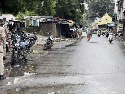 शनिवार को दिन में भी शहर में पुलिस बल तैनात है।