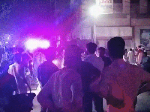 गोधरा में थाने के बाहर जमा हुई भीड़।