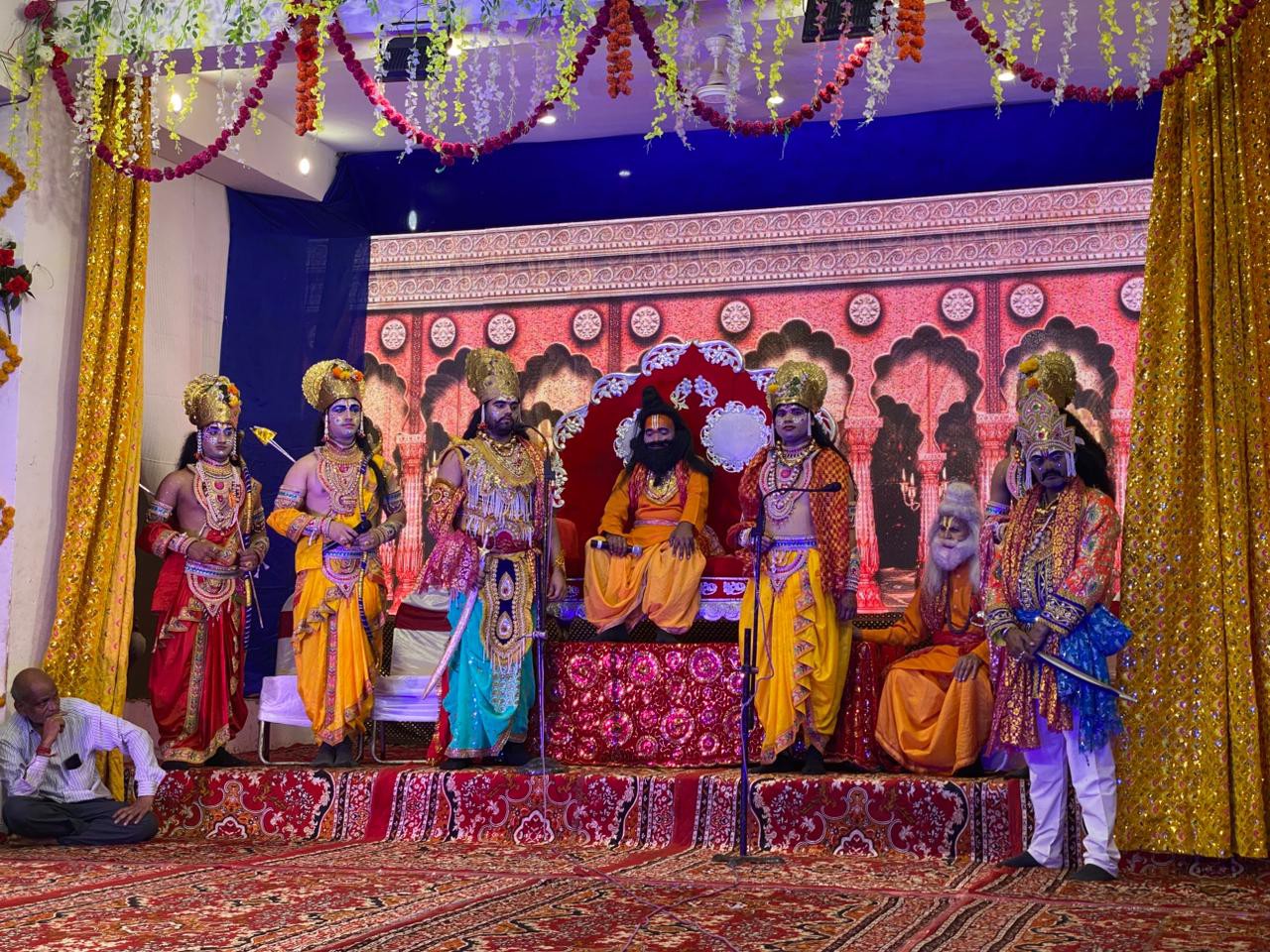 गौरी पूजन प्रसंग में श्रद्धालुओं ने कथा सुनी।