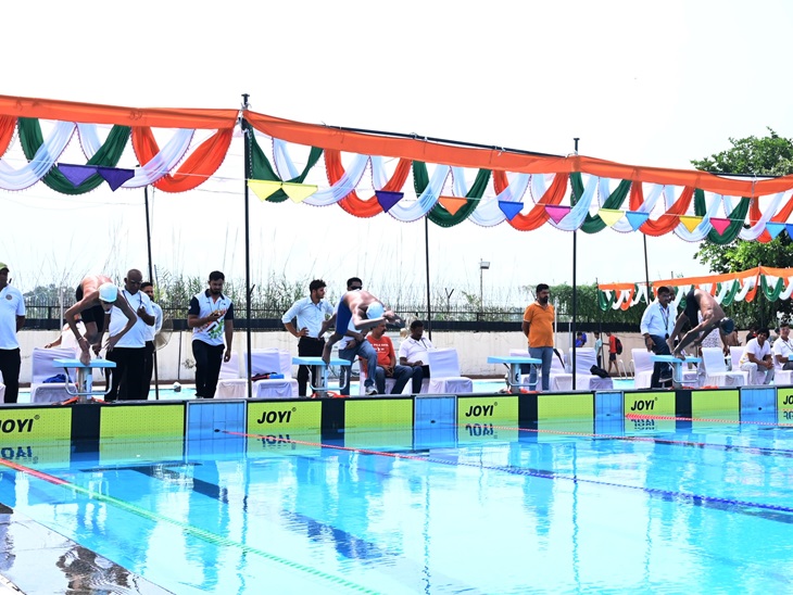 सीबीएसई नेशनल स्विमिंग चैंपियनशिप में भाग लेते खिलाड़ी।