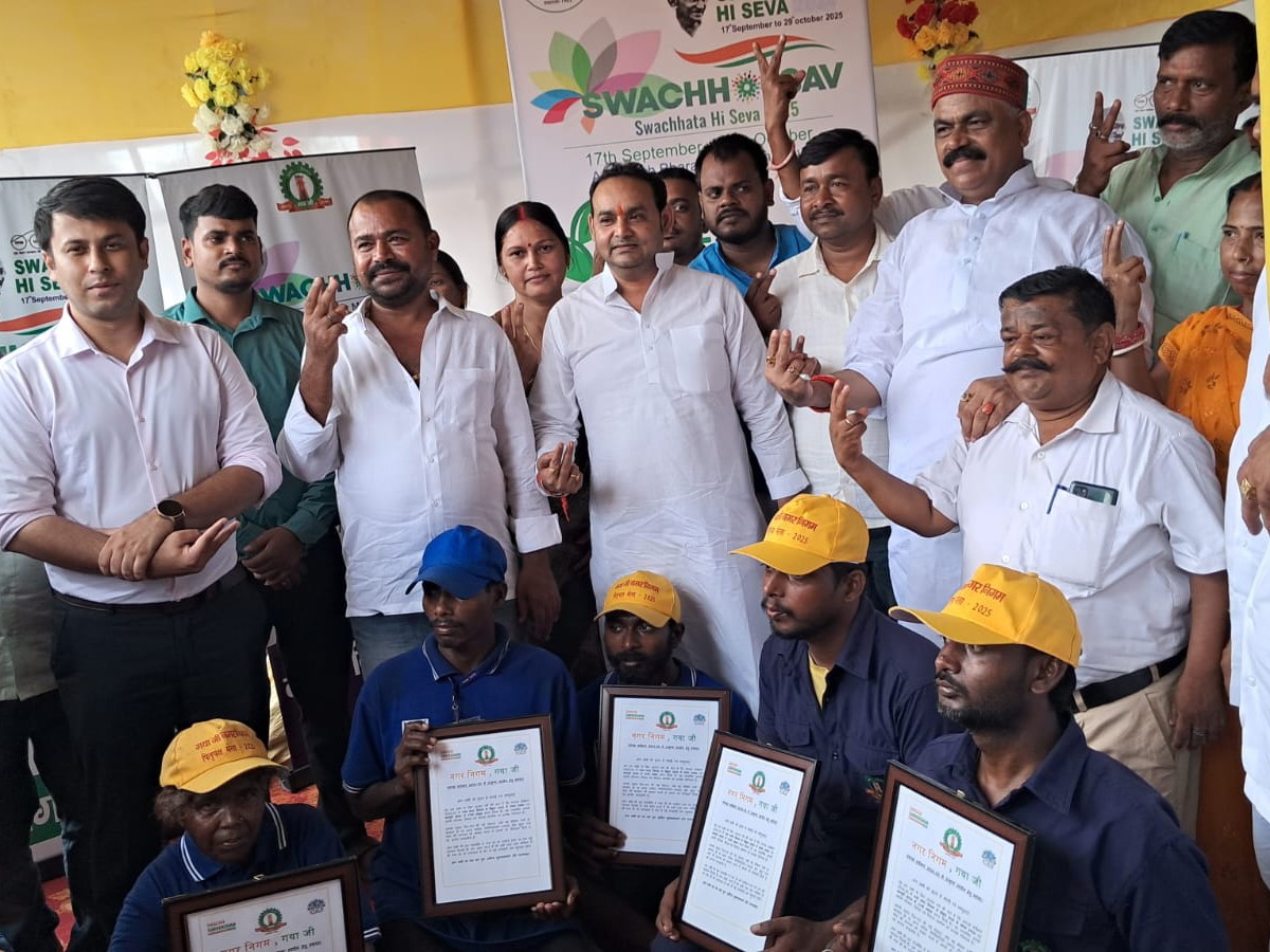 स्वच्छता सेनानियों के साथ मेयर गणेश पासवान।