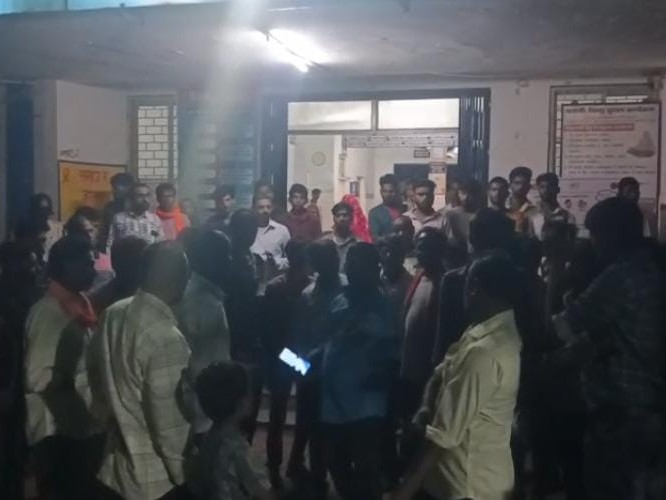 घटना के बाद परिजन समेत अन्य लोग अस्पताल में जमा हो गए।
