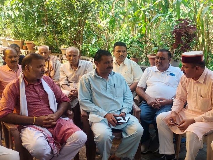 बलदेव की शहादत की सूचना मिलने के बाद घर पर जुटने लगे शहीद के रिश्तेदार।