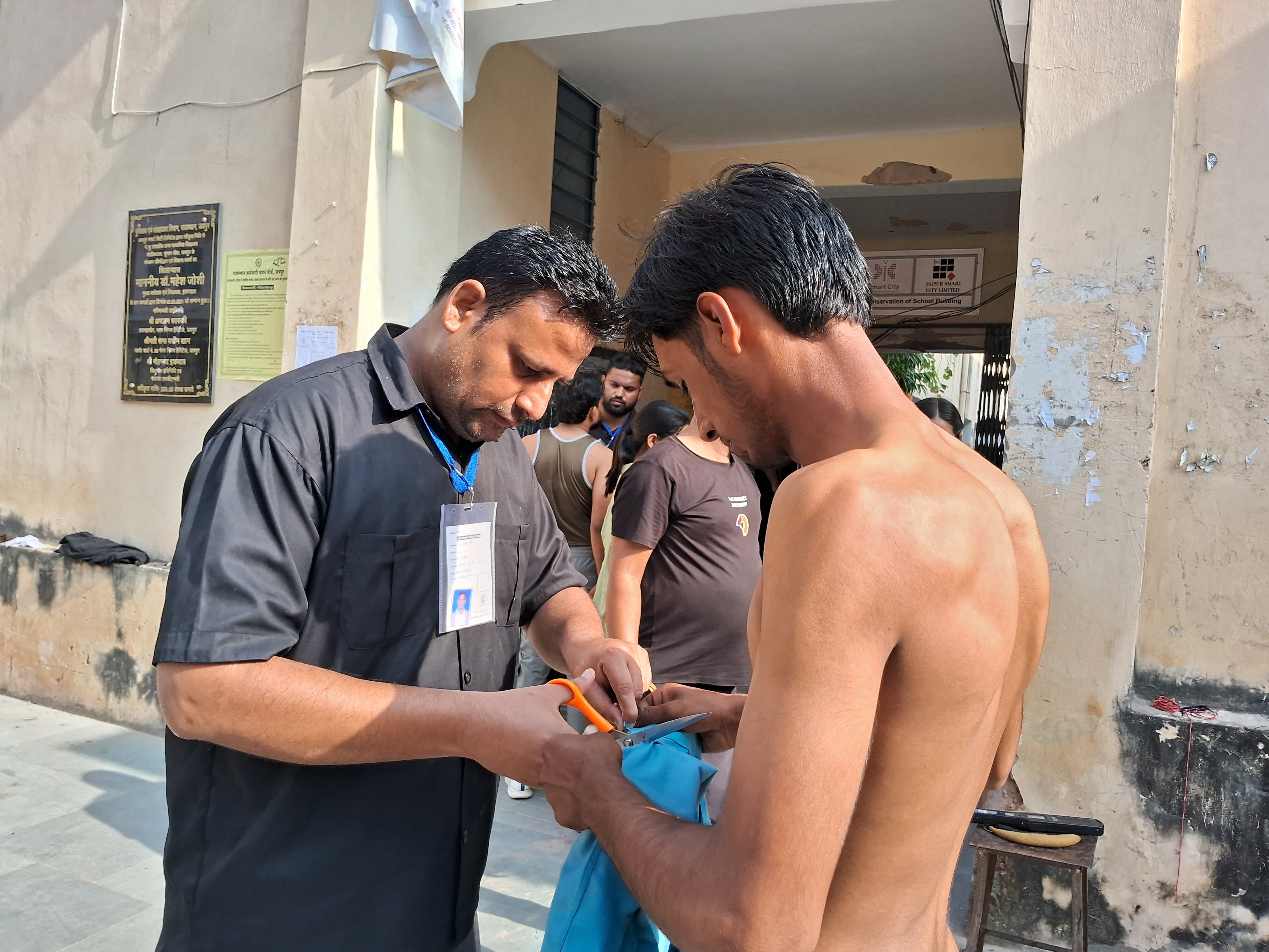 फुल बाहों की शर्ट पहनकर आए अभ्यर्थियों के कपड़े उतरवाकर शर्ट की आस्तीन कटवानी पड़ी।