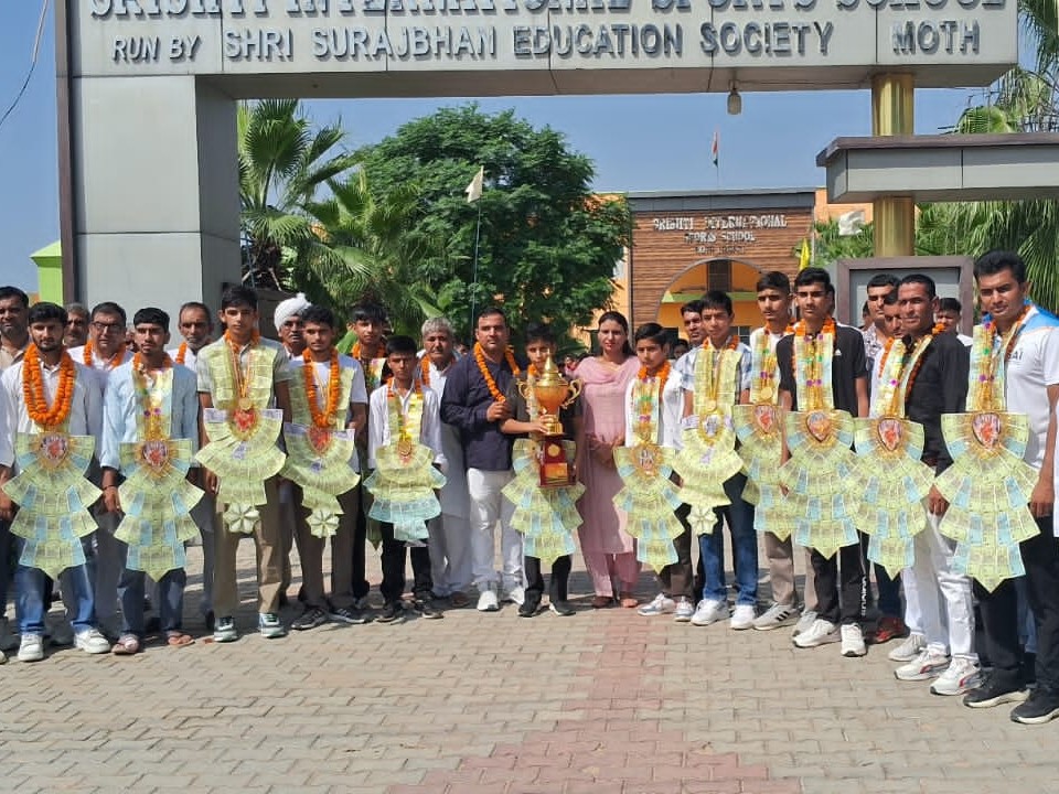 स्कूल पहुंचने पर टीम का स्वागत करते हुए टीचर व अन्य।