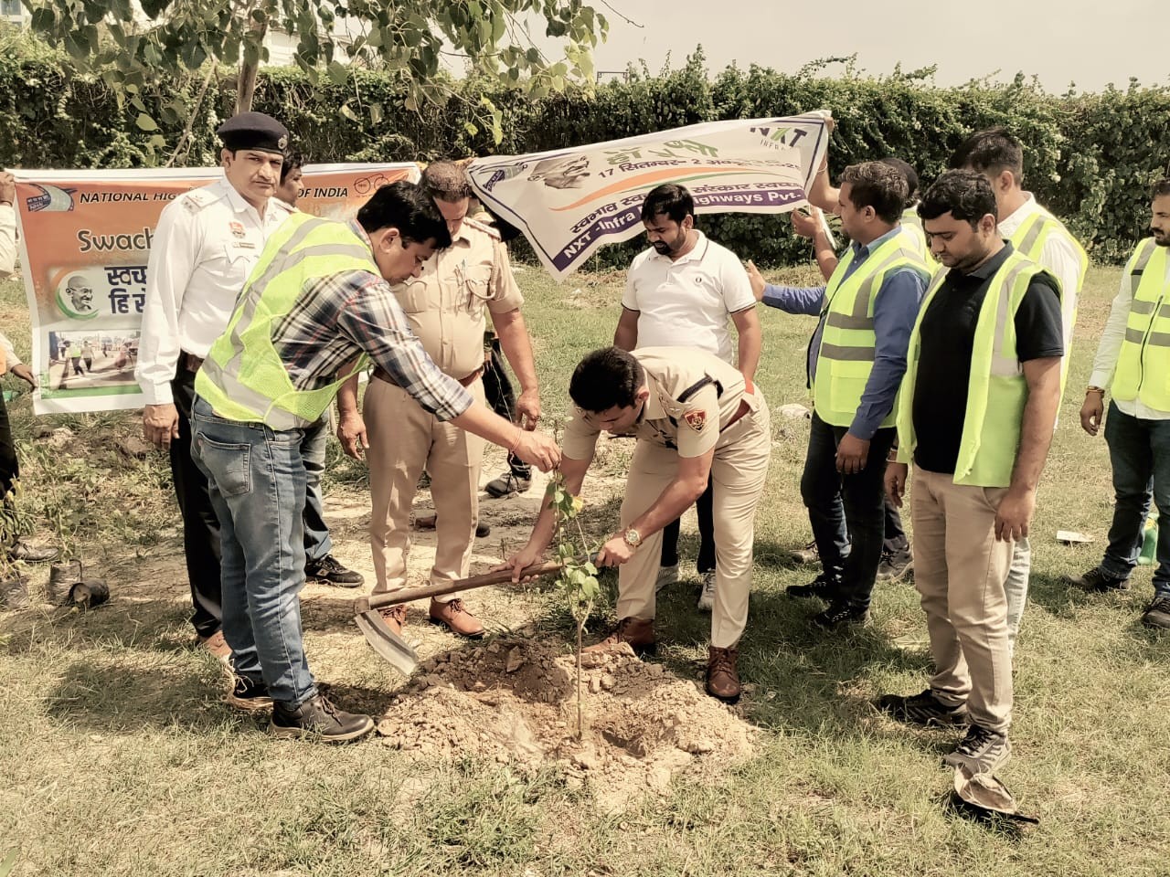 पौधारोपण करते हुए पुलिस टीम।