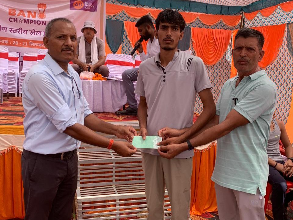 विजेता खिलाड़ियों को दिया गया नगद इनाम।