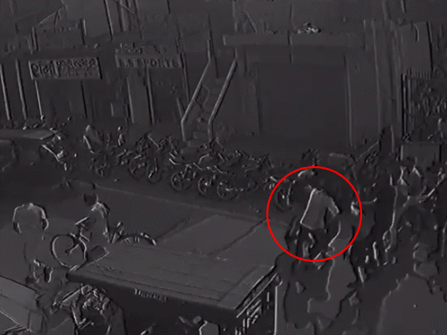 निगम अधिकारी को दौड़ा-दौड़ाकर पीटा गया जिसका ये सीसीटीवी सामने आया था।