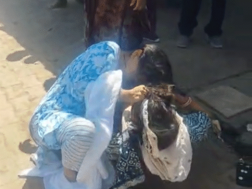 कई देर तक दोनों एक-दूसरे का बाल पकड़े हुए थे।