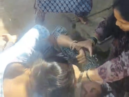 बहन भांजी ने मिलकर मारा।