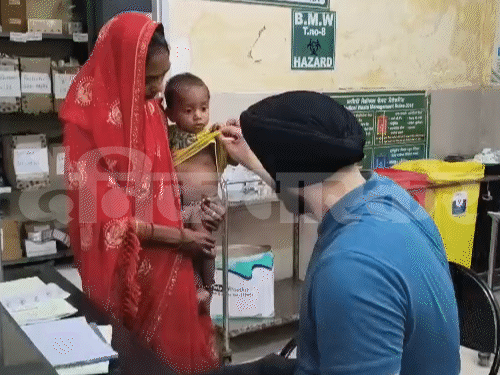 बरामद किए गए बच्चे का मेडिकल करते डॉक्टर।