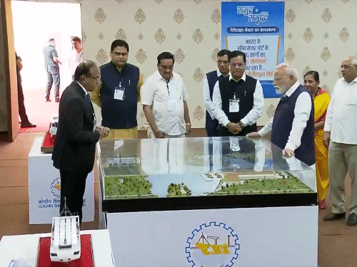 रोड शो के बाद प्रधानमंत्री ने भावनगर में एग्जिबिशन का निरीक्षण भी किया।