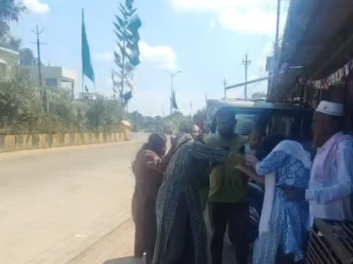 वीडियो में दिख रहे अन्य लोग रिश्तेदार है।