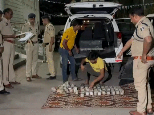 आमानाका पुलिस ने 12 मार्च 2025 को इसी पैटर्न पर पैसा पकड़ा था।