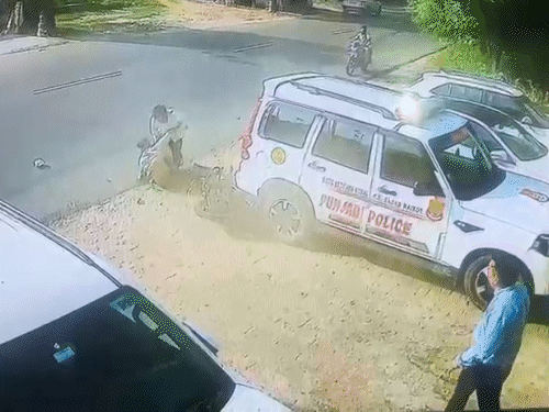 बाइक पीछे बैठकर आए व्यक्ति ने घायल को उठाने की कोशिश की, लेकिन वह उठा नहीं।