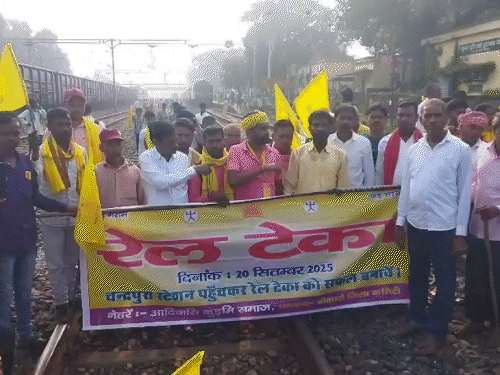 In Bokaro, protesters stood on the track and raised slogans against the government.