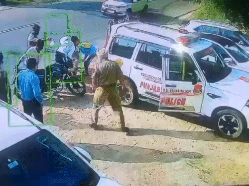 मौके पर मौजूद पुलिस की गाड़ी में घायल को अस्पताल पहुंचाया गया।