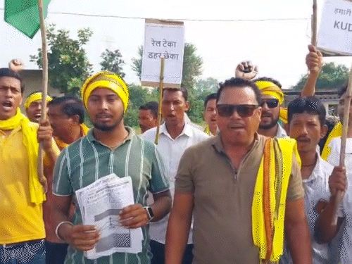 In Jamtara, people of Kudmi community took to the road and shouted slogans against the central government