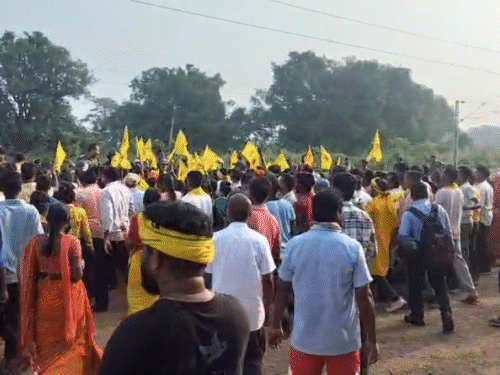 Trains have also been stopped in Chakradharpur. Force is deployed for the demonstration.