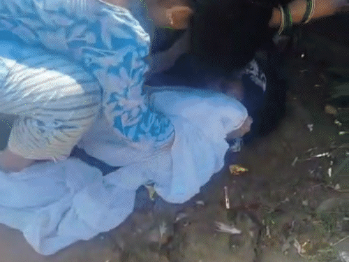 घर के सामने सड़क पर एक दूसरे से मारपीट करती रहीं महिलाएं। - Dainik Bhaskar