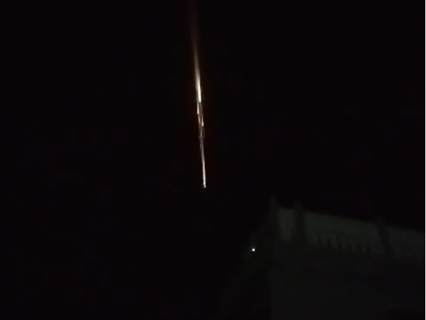 आसमान में इस रोशनी का वीडियो बनाकर लोगों ने सोशल मीडिया पर शेयर किया।