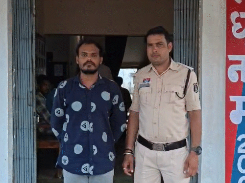आरोपी को जुए की लत की वजह से उसे घर से निकाल दिया गया था।