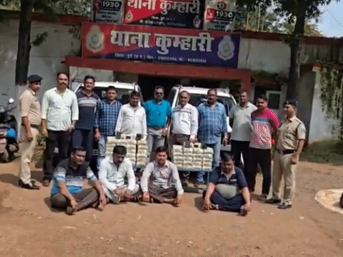 स्कॉर्पियों सवार लोगों से पुलिस पूछताछ कर रही है।