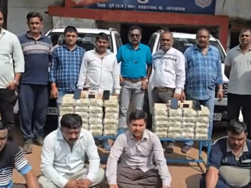 गाड़ी में शक्ति सिंह, अल्पेश कुमार, ठाकुर महेश सिंह और वाघेला जुहरू भाई शामिल थे।