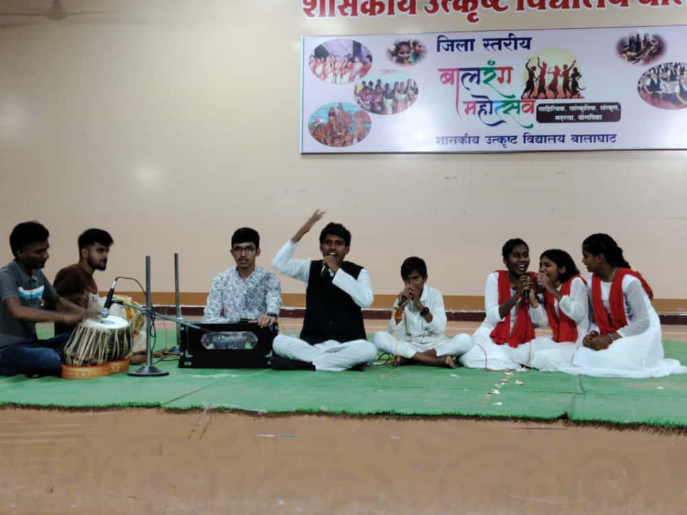 बालरंग महोत्सव में लोकगीत और कव्वाली गाते प्रतिभागी।