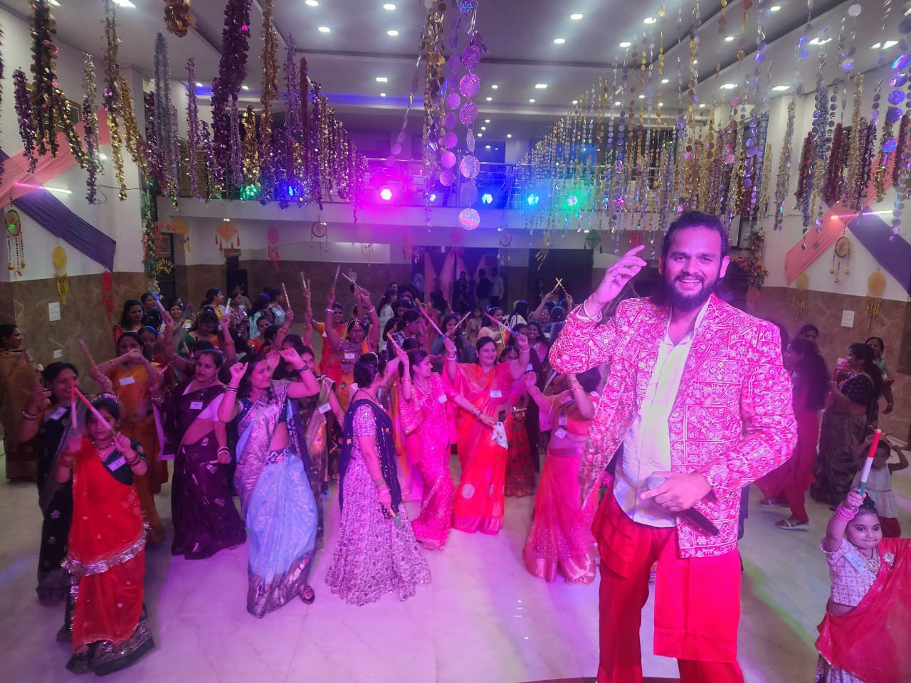 श्रीमाधोपुर में अग्रसेन जयंती पर डांडिया-गरबा महोत्सव:  महिलाओं और युवतियों ने पारंपरिक वेशभूषा में किया नृत्य, देर रात तक चला कार्यक्रम – Shrimadhopur News