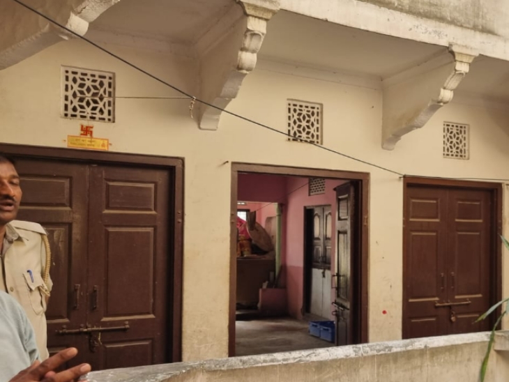 पुलिस ने लाश को कब्जे में लेकर SMS हॉस्पिटल की मॉर्च्युरी भिजवाया।