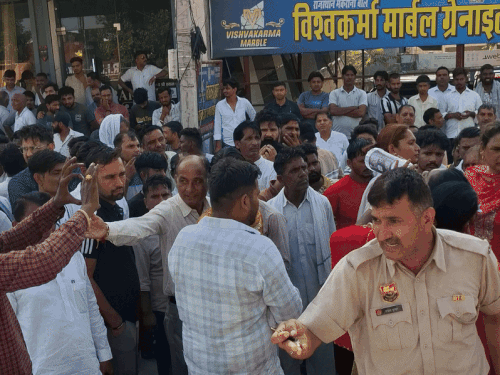 हंगामे के बाद लगे रोड जाम को खुलवाती पुलिस।