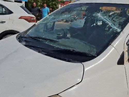 कैमरी रोड पर किन्नरों की गाड़ी का शीशा भी तोड़ दिया गया।