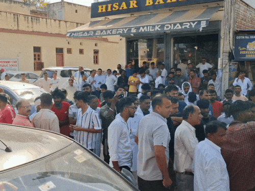 कैमरी रोड पर हिसार बेकरी के सामने हंगामा करते किन्नर।