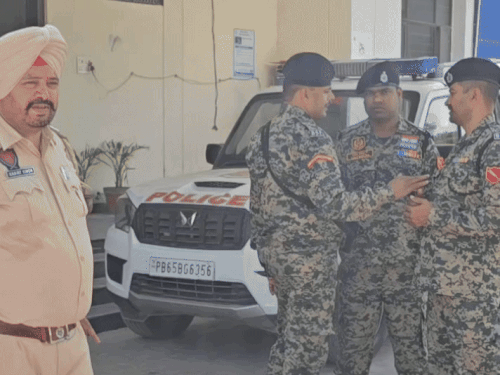 बीएसएफ और पुलिस ने इलाके को सील किया। - Dainik Bhaskar