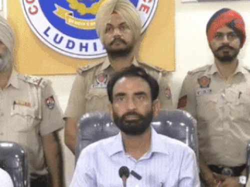 घटना की जानकारी देते DCP रुपिंदर।