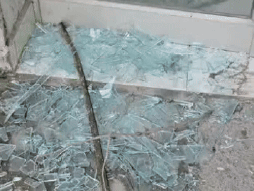 पीडब्ल्यूडी विभाग के एसडीओ राकेश कुमार की शिकायत पर तोड़फोड़ को लेकर 25 से ज्यादा अज्ञात के मामला दर्ज हुआ है।