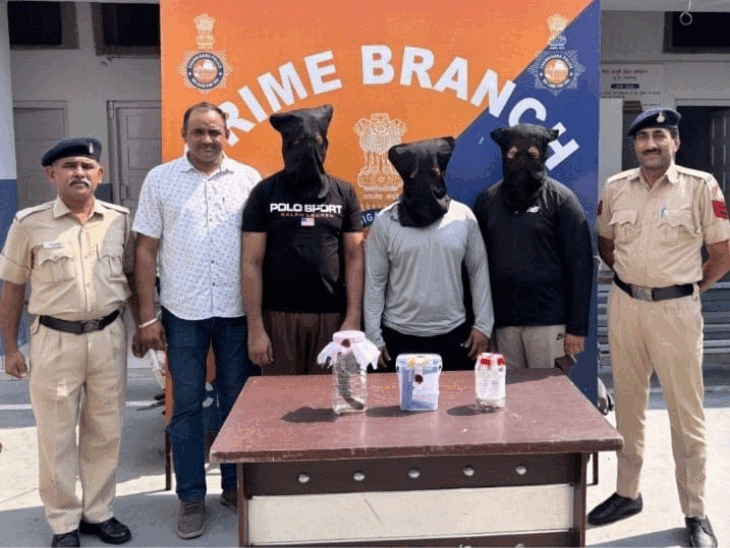 इमिग्रेशन के मालिक साथी समेत 3 आरोपी 2 पिस्टल समेत गिरफ्तार। - Dainik Bhaskar