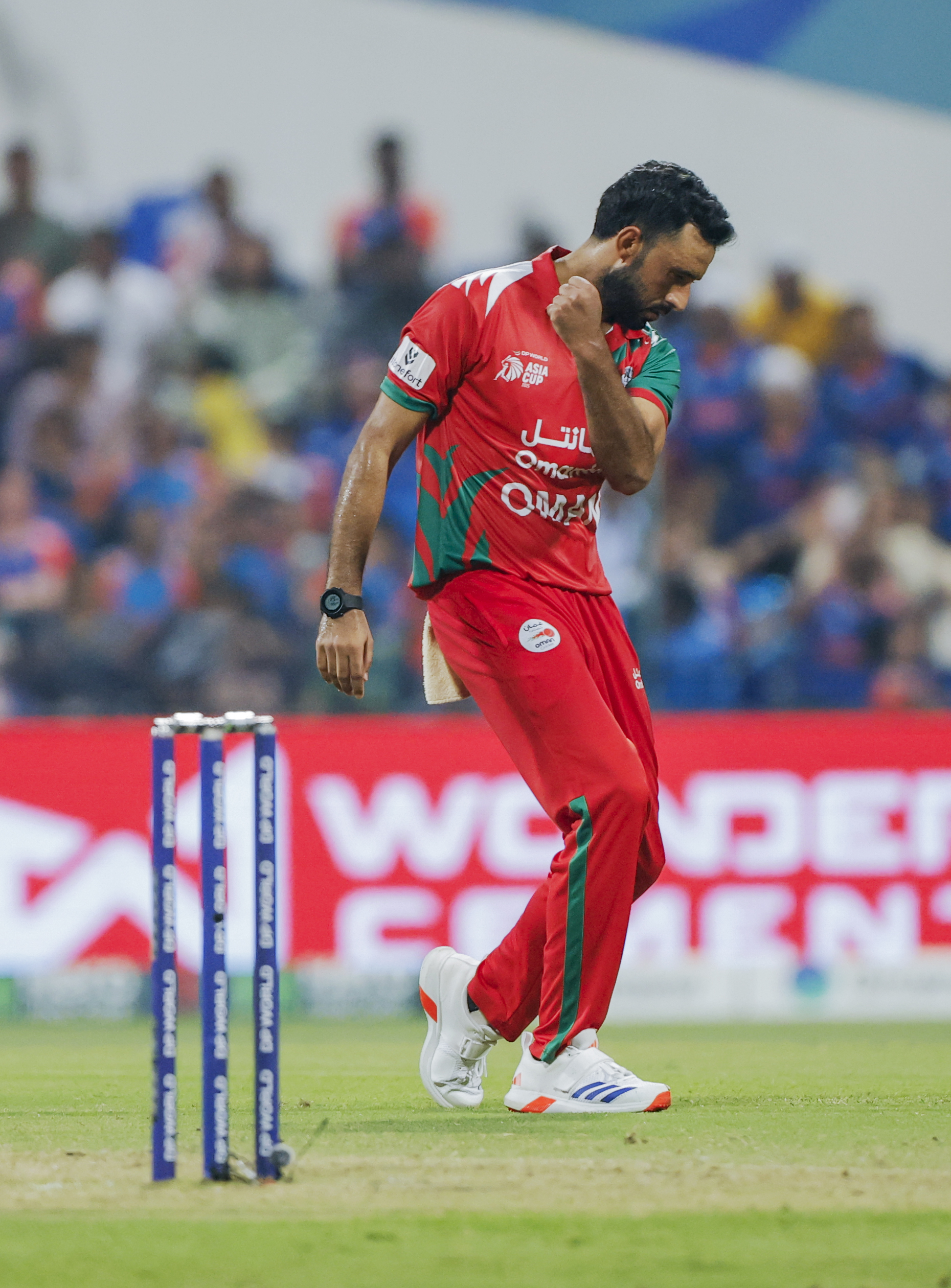 शाह फैसल ने अपने पहले ओवर में शुभमन गिल को बोल्ड किया।