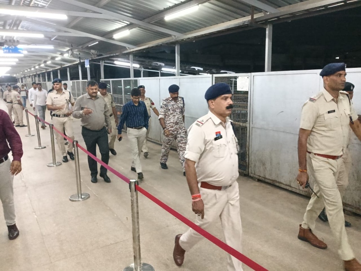 रेलवे स्टेशन में देर रात बम की सूचना:  आयुक्त सहित 77 अफसरों  ने डॉग स्क्वायड टीम के साथ करी जांच, आधे घंटे बाद यात्रियों को पता चला मॉकड्रिल तो राहत की सांस ली – Raipur News