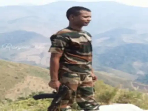 ये तस्वीर बस्तर जिले के बालेंगा गांव निवासी रंजीत कुमार कश्यप की है, जो मणिपुर में शहीद हो गए।