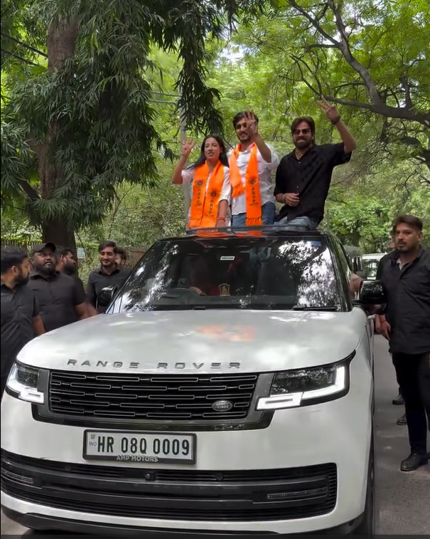 सोशल मीडिया पर आर्यन मान के कई वीडियोज वायरल हैं। इनमें वो महंगी और लग्जरी गाड़ियों में प्रचार करते नजर आए हैं।